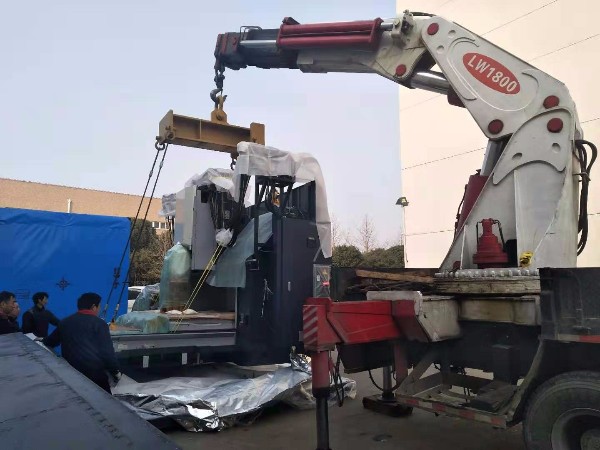 大型牧野加工中心卸機到位